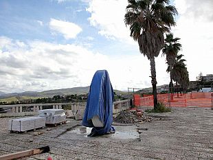 alcamo-sabato-prossimo-alle-ore-1130-sara-inaugurata-lopera-di-turi-simeti-un-ovale-marmo-perlato-su-panorama