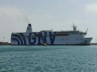 trapani-cuoco-della-nave-azzurra-positivo-al-coronavirus-e-trasportato-a-terra