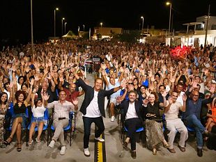 successo-a-petrosino-per-uccio-de-santis-piazza-biscione-gremita-per-lestate-petrosilena-2026