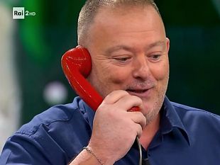 enzo-amato-emozionato-sul-palco-di-facci-ridere-un-omaggio-al-pubblico-e-al-padre-scomparso