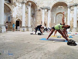 martedi-31-luglio-4-appuntamento-con-yoga-itinerante-nella-spiaggia-selvaggia-di-pozzitello