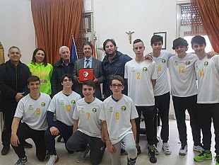 il-sindaco-castiglione-e-lassessore-dilluvio-consegnano-defibrillatore-alla-new-efebo-volley