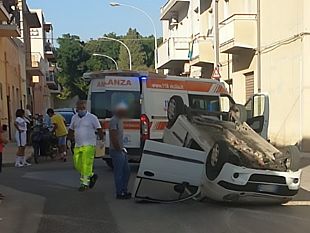 mazara-incidente-allincrocio-fra-le-vie-volturno-e-la-rocca-auto-capovolta
