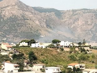 incendio-a-castellammare-in-azione-un-canadair