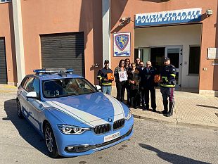 la-polizia-stradale-riceve-in-dono-due-defibrillatori