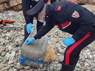 carico-di-droga-ritrovato-nella-spiaggia-di-tre-fontane-lombra-di-cosa-nostra-sui-traffici-con-il-nord-africa