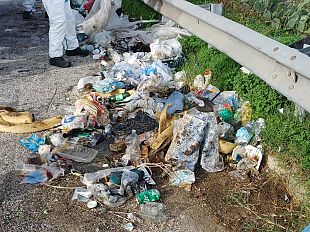 incivili-in-azione-sulla-bretella-autostradale-alcamo-ovest-anas-e-comune-rimuovono-la-spazzatura