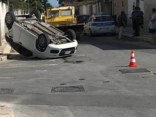 mazara-incidente-allincrocio-vie-val-demone-e-don-primo-mazzolari-auto-ribaltata