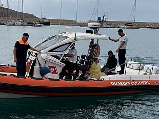 trapani/operazione-mare-sicuro-la-capitaneria-di-trapani-salva-4-persone