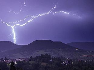 meteo-allerta-gialla-per-temporali-improvvisi-poi-da-giovedi-calano-le-temperature