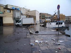 rifiuti-e-commercio-abusivo-di-pesce-piazzetta-dello-scalo-offre-sempre-lo-stesso-spettacolo-nonostante-la-chiatta