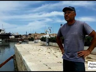 video-mazara-continua-perdita-di-gasolio-nel-porto-canale-la-denuncia-di-gaspare-gullo-operatore-turistico