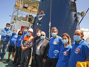mare-jonio-vescovo-mogavero-incontra-equipaggio-loro-passione-sopperisce-a-tante-ingiustizie