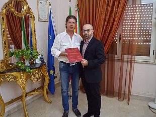 campobello-donata-al-sindaco-castiglione-tesi-di-laurea-sul-sito-archeologico-di-erbe-bianche
