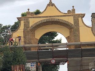 conclusi-i-lavori-di-restaturo-alla-porta-di-mare-gli-operai-smontano-le-impalcature