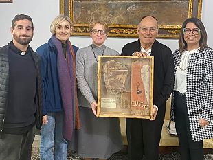 mazara/kr46m-il-frammento-simbolo-del-naufragio-di-cutro-in-diocesi