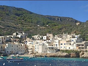 levando-un-museo-e-il-mare-blu