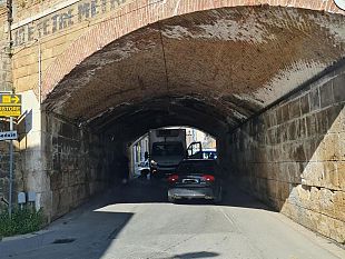 camion-rimane-incastrato-sotto-il-ponte-della-ferrovia-danni-e-traffico-in-tilt