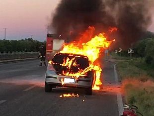 a29-auto-in-fiamme-in-prossimita-delluscita-per-mazara-del-vallo