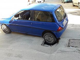 castelvetrano-si-apre-una-piccola-voragine-auto-vi-finisce-dentro-illesa-la-donna-alla-guida