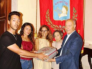 defibrillatore-in-spiaggia-a-san-teodoro-e-dono-della-famiglia-lipari-sala-in-memoria-del-loro-congiunto-roberto