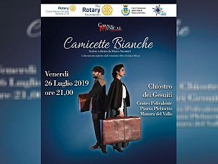 serata-pro-rotary-foundation-sotto-le-stelle-con-camicette-bianche-di-marco-savatteri-al-collegio-gesuiti-di-mazara-del-vallo