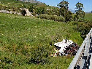 a29-camion-ortofrutta-finisce-fuori-strada-paura-per-un-uomo