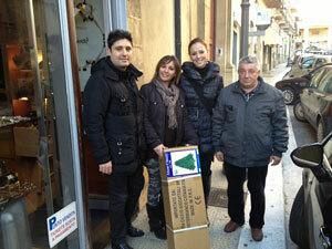 castelvetrano-distribuiti-gli-alberi-di-natale-ai-commercianti-del-centro-storico