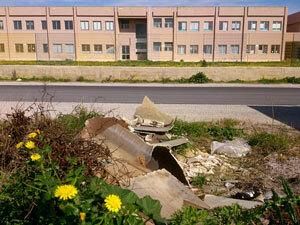 una-discarica-di-eternit-di-fronte-al-plesso-rizzo-marino-di-via-bessarione-dove-sta-la-notizia
