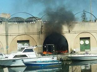incendio-forse-di-natura-dolosa-in-magazzino-abbandonato-lato-fiume-dello-stadio-vaccara