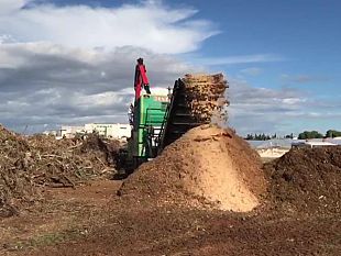 mazara-sfalci-da-potatura-trasformati-in-fertilizzante-naturale-al-centro-di-via-dei-giardini-fioriti