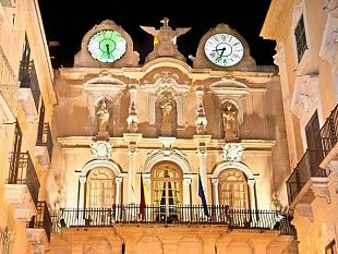 palazzo-cavarretta-si-illlumina-di-rosa-trapani-aderisce-alla-campagna-nastro-rosa-dellairc