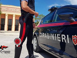 castelvetrano/marsala-vede-i-carabinieri-e-lancia-la-droga-dal-finestrino-arrestato-53enne