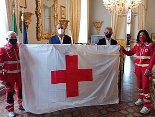 trapani-a-palazzo-dali-sventola-la-bandiera-della-croce-rossa
