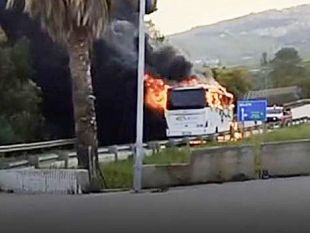 pullman-in-fiamme-sulla-statale-188-fumo-e-paura-nel-tratto-tra-gibellina-e-salemi