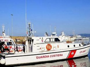 la-capitaneria-di-porto-soccorre-surfista-in-difficolta