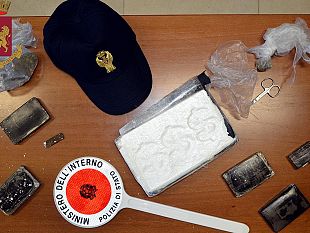 arrestato-mazarese-di-24-anni-nel-quartiere-mazara-due-per-detenzione-illegale-a-fini-di-spaccio-di-1-kg-di-cocaina-quasi-mezzo-chilo-di-hascisc-e-marijuana