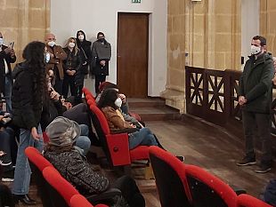 video-il-parlamentare-tunisino-sami-ben-abdelaali-in-visita-ai-familiari-dei-pescatori-sequestrati-a-bengasi