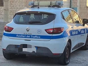erice-illegale-che-gli-ausiliari-del-traffico-abbiano-lauto-della-polizia-locale-e-divise-simili
