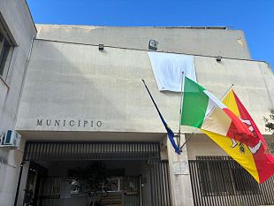 petrosino-espone-un-lenzuolo-bianco-50000-sudari-per-gaza