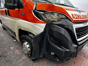 maltempo-nel-messinese-ambulanza-del-118-investita-da-unonda-e-danneggiata-durante-un-soccorso