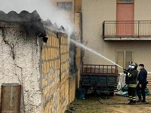 partanna/partanna-vasto-incendio-in-un-deposito