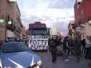 l-italia-si-ferma-organizzati-due-blocchi-di-camion-e-tir-sulla-ss115