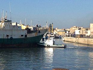video-anche-oggi-peschereccio-incagliato-nel-porto-canale-di-mazara