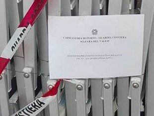 mazara-capitaneria-sequestra-ombrelloni-e-sdraio-abusivi