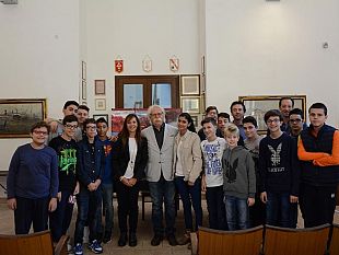 i-media-a-scuola-per-la-promozione-di-una-cittadinanza-attiva-il-sindaco-incontra-gli-alunni-della-iii-d-della-scuola-giuseppe-grassa