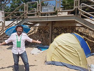 video-mazara-campeggiatori-nella-spiaggia-in-citta-che-romantici