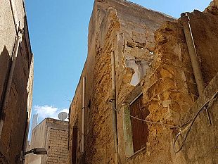 video-mazara-rischio-serissimo-di-crollo-di-una-casa-nel-centro-storico-ancora-nessun-intervento-concreto-dal-comune