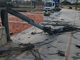 maltempo-nel-trapanese-fulmine-spezza-un-palo-a-lido-valderice