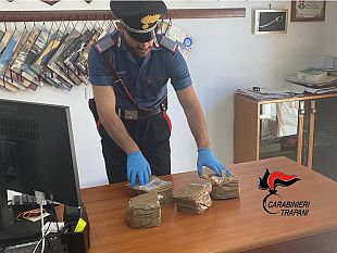 trapani/castellammare-ancora-panetti-di-hashish-spiaggiati-intervengono-i-carabinieri